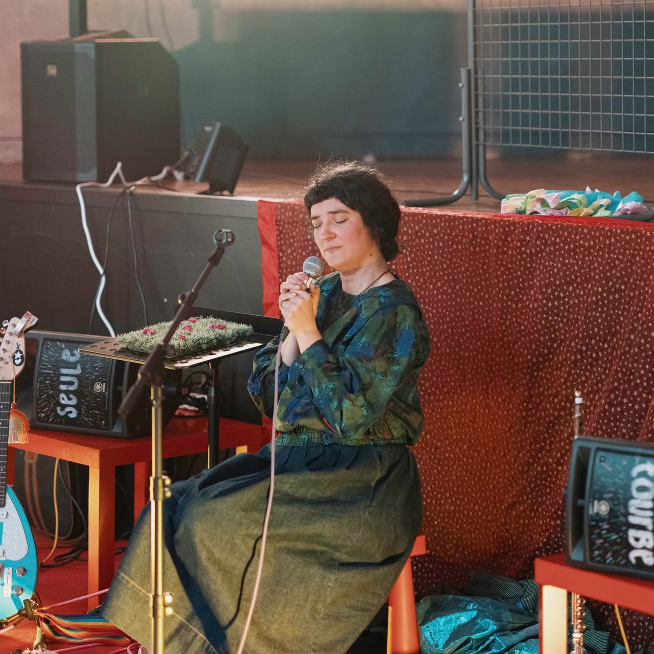 Mariane Berthault, known as Seule Tourbe, is a multi-instrumentalist and solo artist from Hauts-de-France, whose dreamy musical universe fuses baroque, punk, grunge, and new age influences. - Image 1
