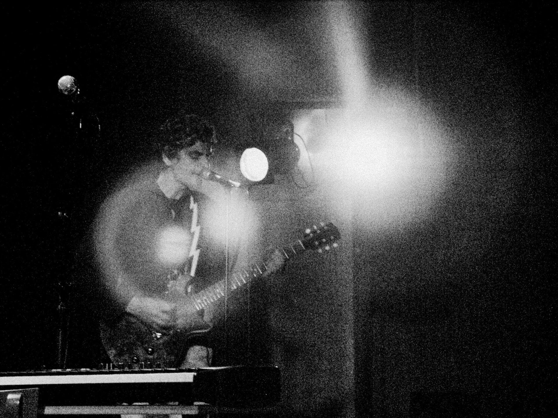 Concert photography — of Blonde Redhead — at Le Grand Mix - Tourcoing — (2004) - Image 17