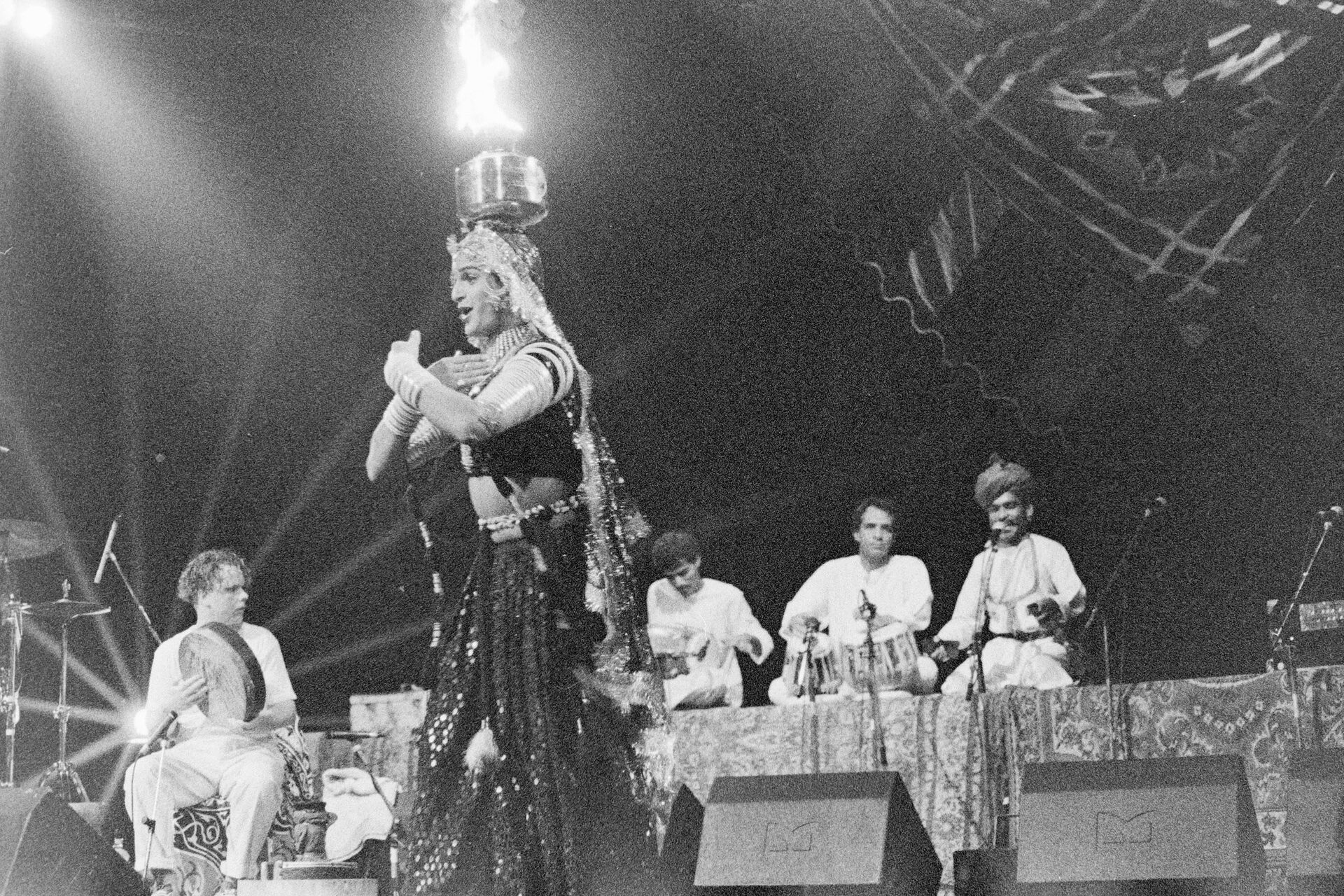 Concert photography — of Natasha Atlas — at L'Aéronef - Lille — (1998) - Image 4