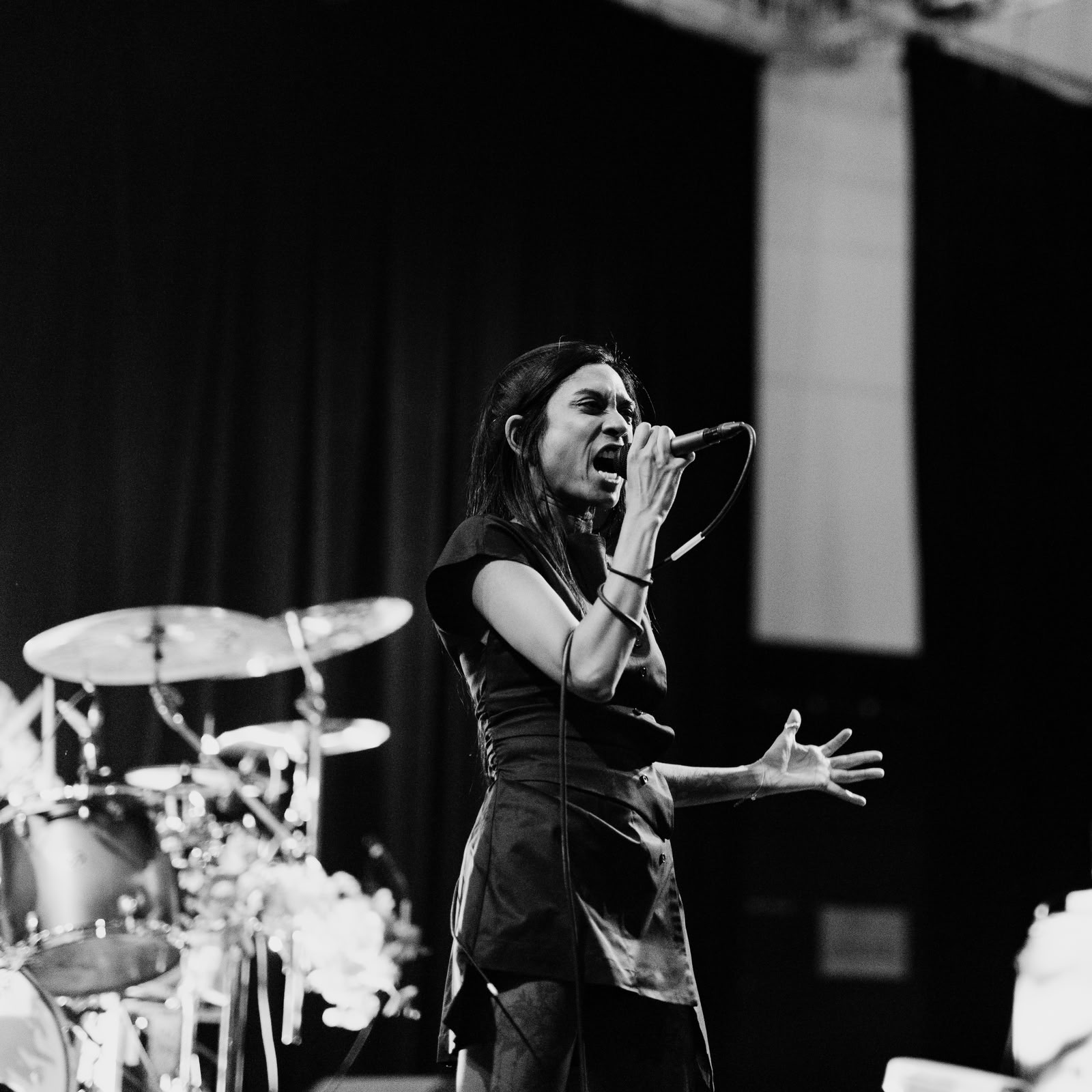 Point Mort est un quintet parisien qui explore les frontières du post-hardcore et du metal, intégrant des éléments pop, électro et hip-hop pour créer un son à la fois brutal et nuancé. Le groupe est reconnu pour ses compositions complexes et ses performances live intenses. - Image 1