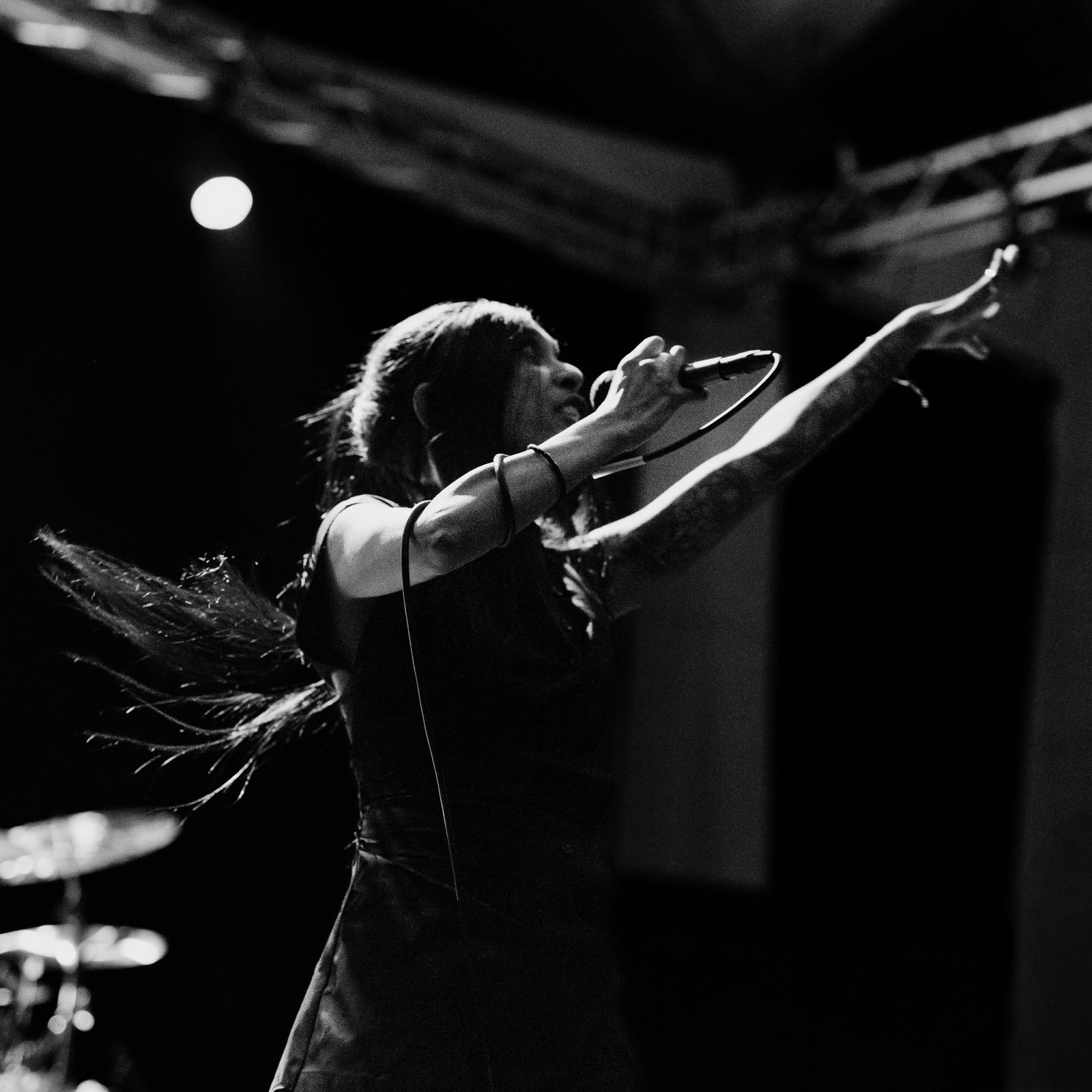 Point Mort est un quintet parisien qui explore les frontières du post-hardcore et du metal, intégrant des éléments pop, électro et hip-hop pour créer un son à la fois brutal et nuancé. Le groupe est reconnu pour ses compositions complexes et ses performances live intenses. - Image 3