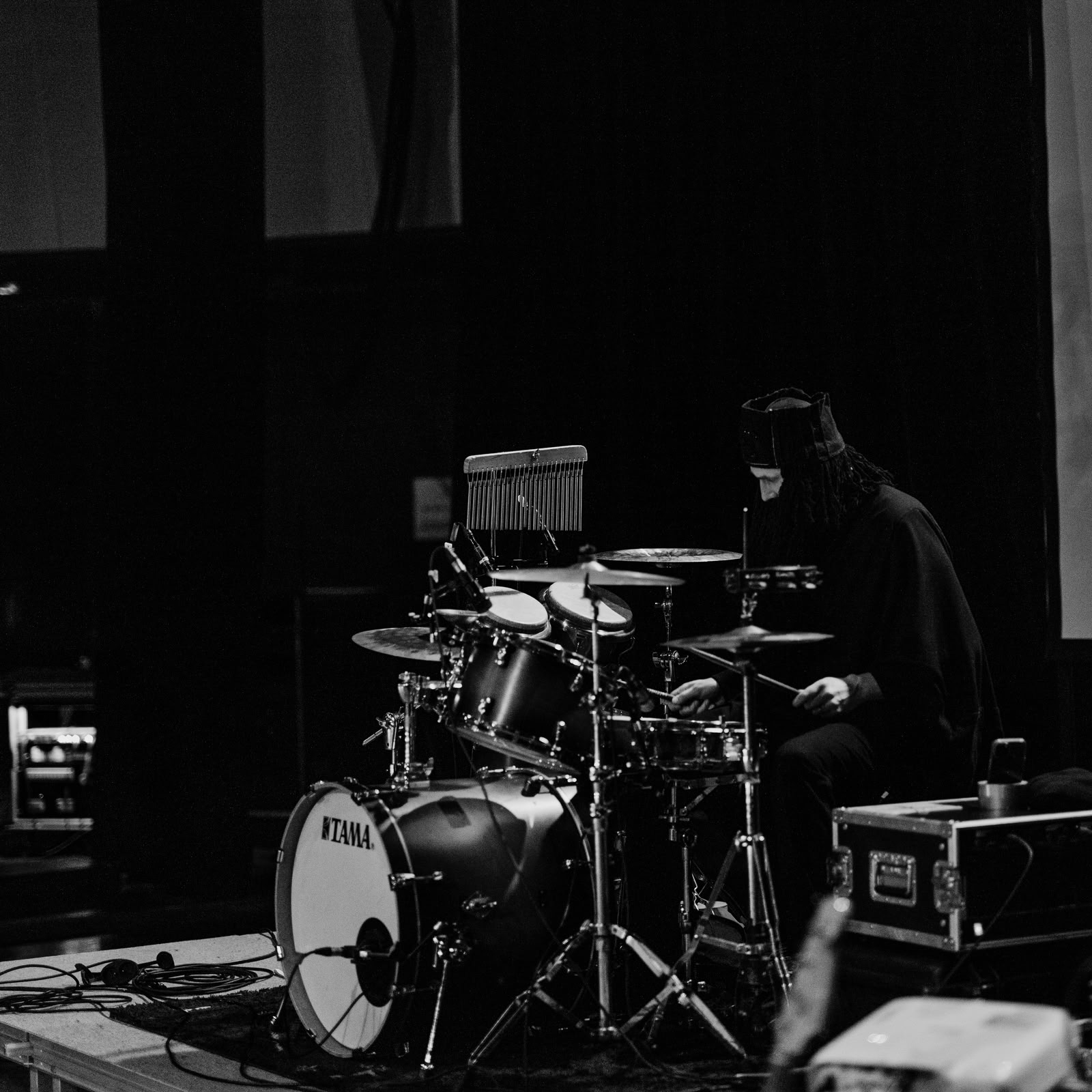 Wyatt E. est un groupe belge de drone/doom metal formé en 2015, réputé pour ses compositions hypnotiques et atmosphériques inspirées des civilisations anciennes, notamment la mythologie mésopotamienne. - Image 6