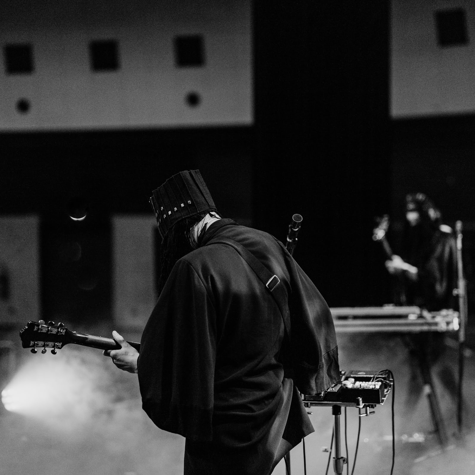 Wyatt E. est un groupe belge de drone/doom metal formé en 2015, réputé pour ses compositions hypnotiques et atmosphériques inspirées des civilisations anciennes, notamment la mythologie mésopotamienne. - Image 7