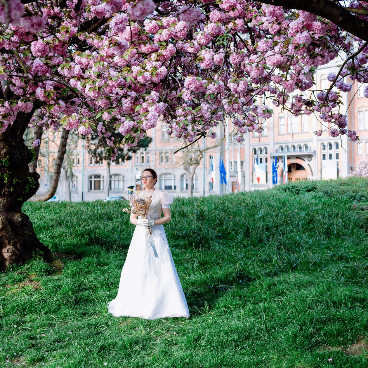 Beautiful bride with a bouquet of flowers in the spring park
