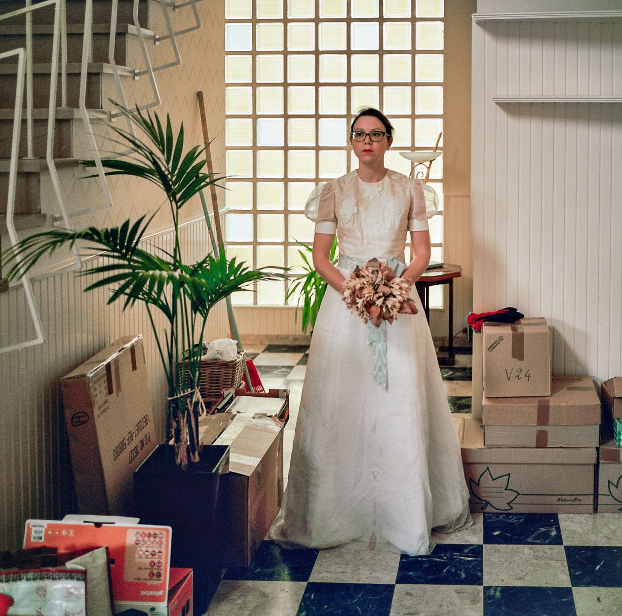 bride with a bouquet of flowers in her hands standing in her room